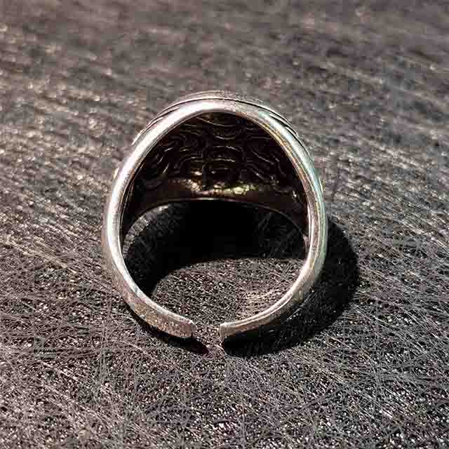 Close-up of the open-back, adjustable design of the Dragon Head Ring. This flexible feature allows for a customizable and easy fit, making it a versatile one-size-fits-most men‘s jewelry gift."