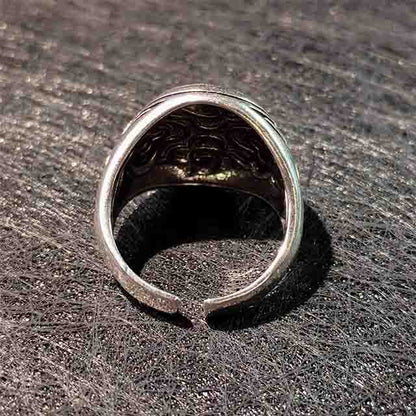 Close-up of the open-back, adjustable design of the Dragon Head Ring. This flexible feature allows for a customizable and easy fit, making it a versatile one-size-fits-most men‘s jewelry gift."